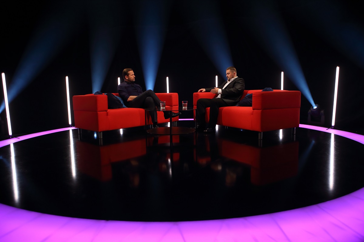 Moderátor pořadu Jaromír Soukup a místopředseda ČSSD Josef Říha.