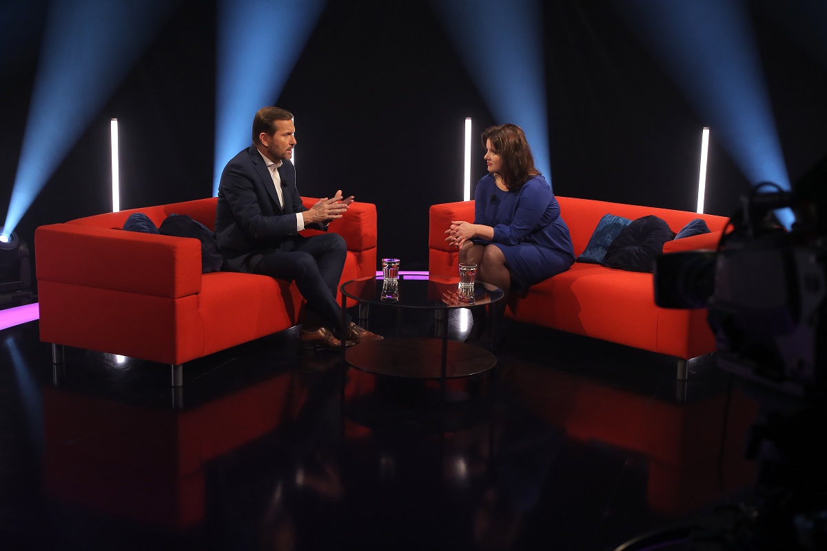 Moderátor pořadu Jaromír Soukup a ministryně práce a sociálních věcí Jana Maláčová (ČSSD).