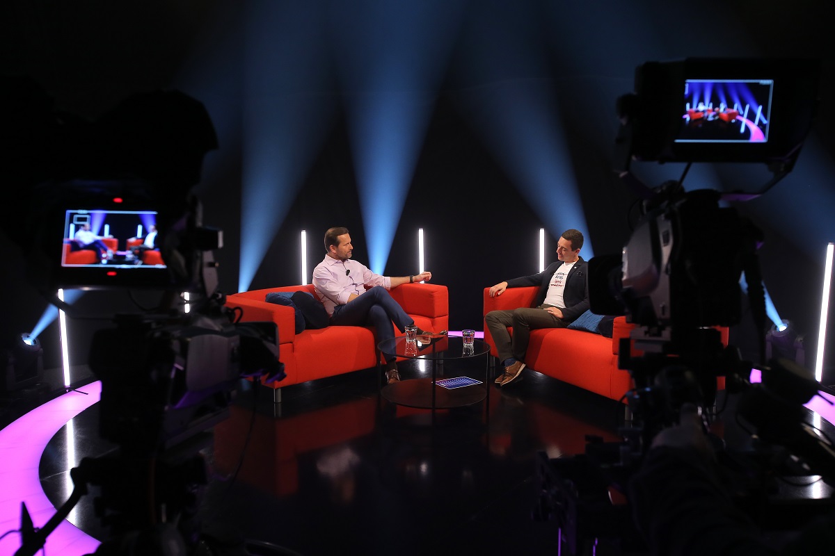 Moderátor pořadu Jaromír Soukup a hejtman Jihomoravského kraje Jan Grolich (KDU-ČSL).