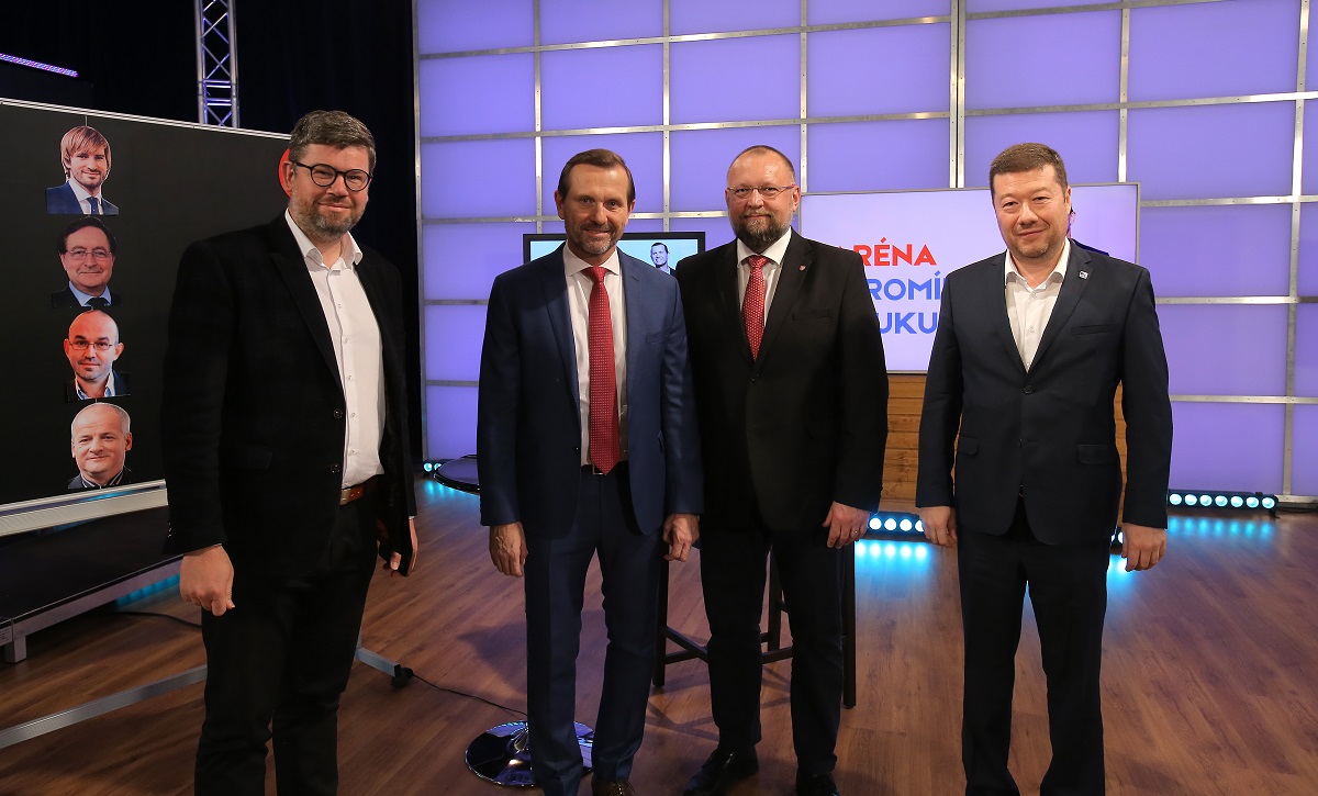 Moderátor pořadu Jaromír Soukup se svými hosty.