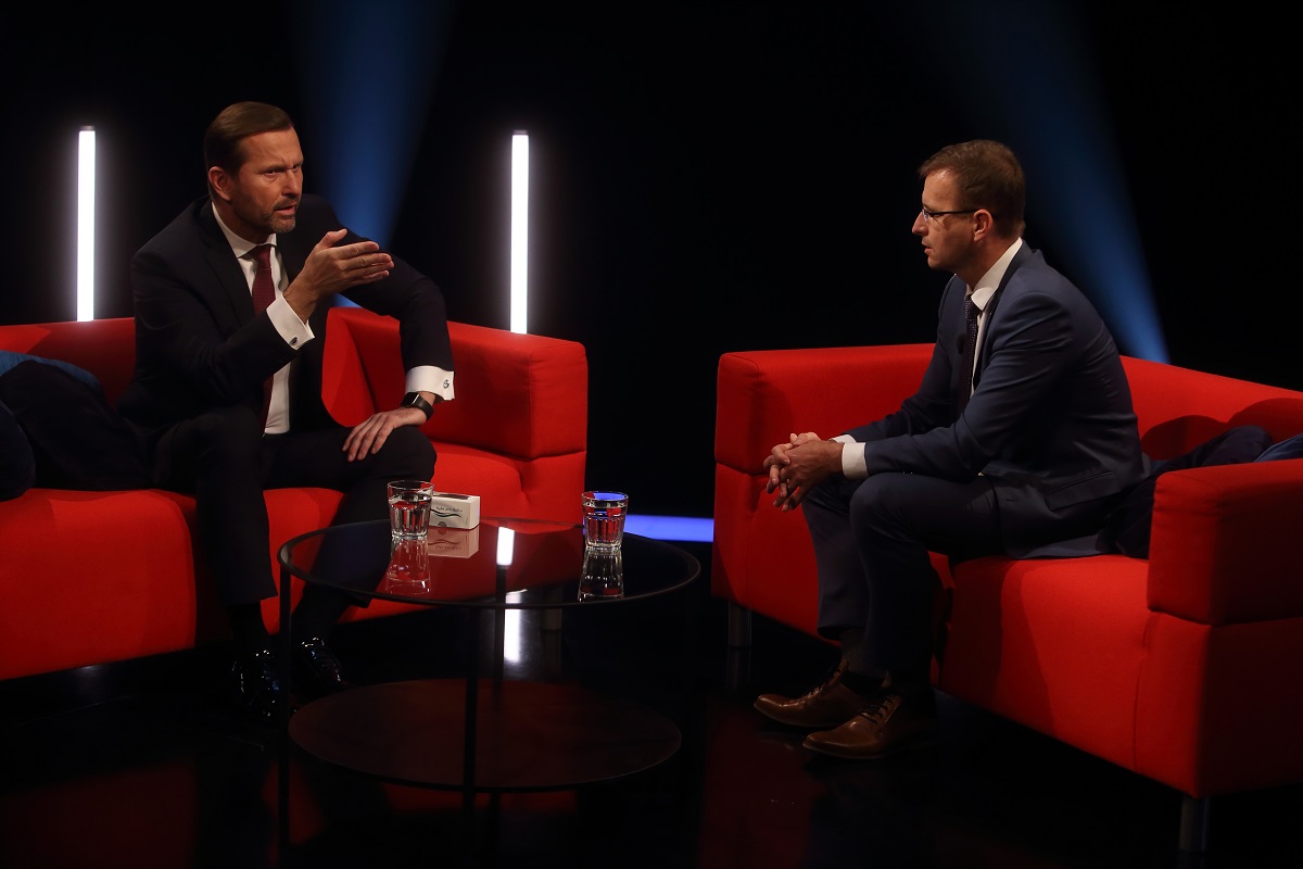 Moderátor pořadu Jaromír Soukup a hejtman Zlínského kraje Radim Holiš (ANO).