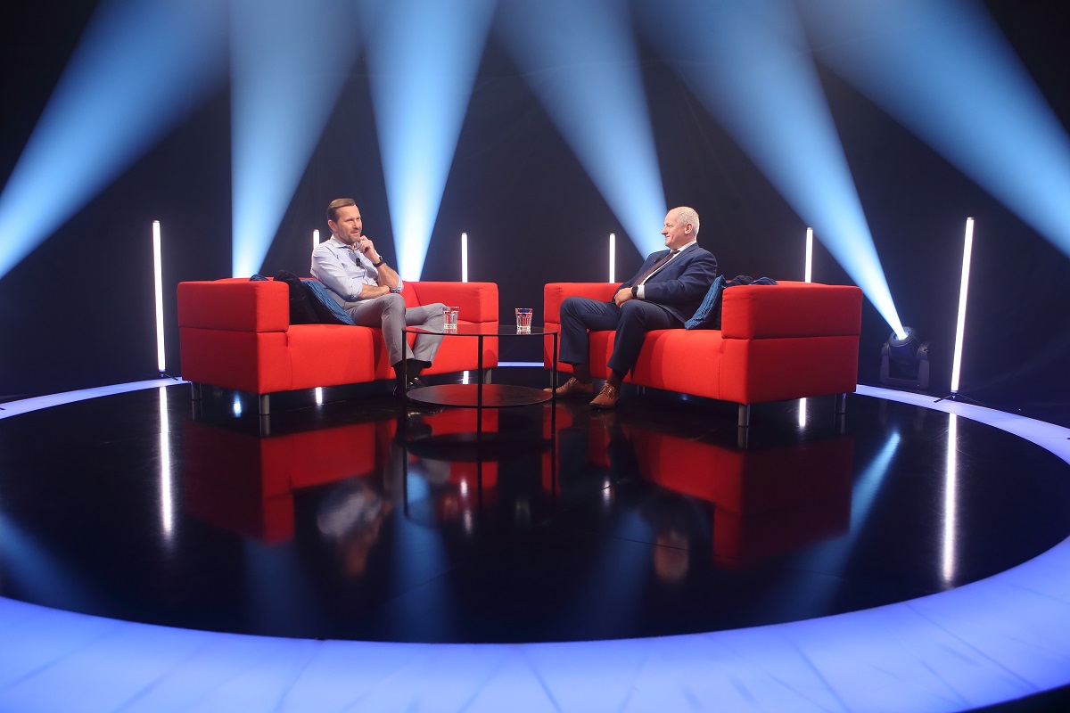 Moderátor pořadu Jaromír Soukup a epidemiolog Roman Prymula.