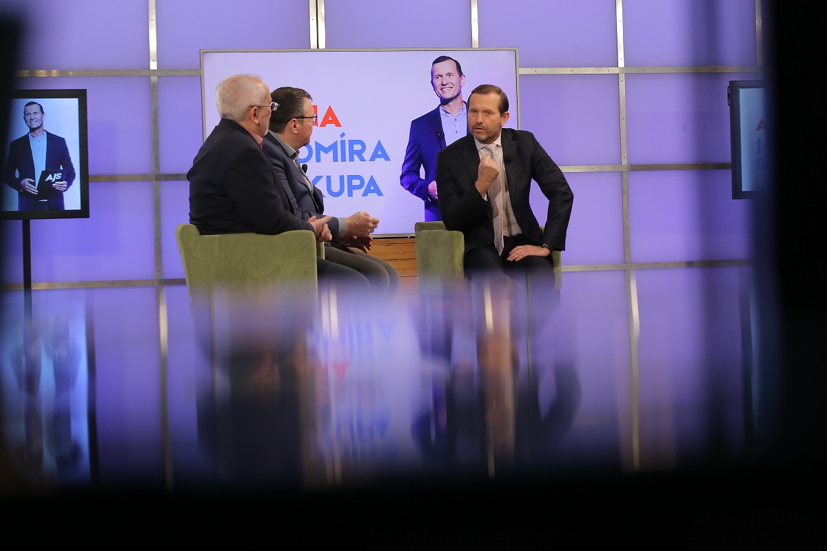 Moderátor pořadu Jaromír Soukup se svými hosty.