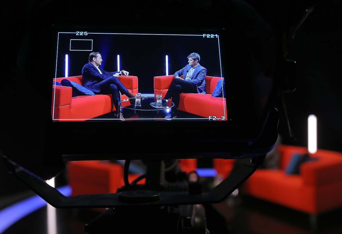 Moderátor pořadu Jaromír Soukup a senátor Marek Hilšer.