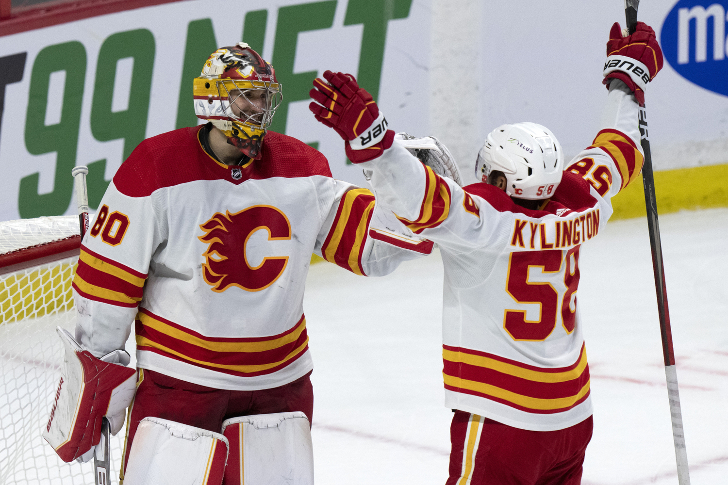 Daniel Vladař se raduje z první vychytané nuly v NHL.