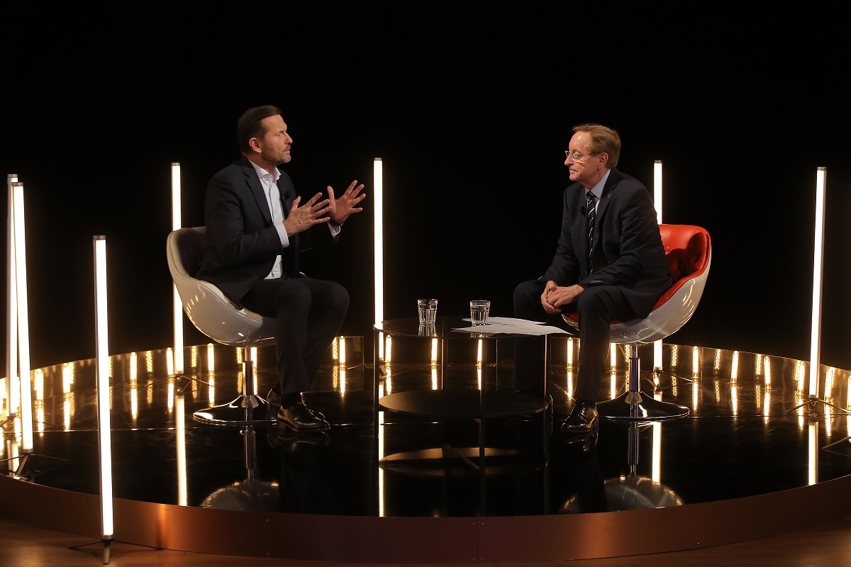 Moderátor pořadu Jaromír Soukup a lékař Petr Arenberger.