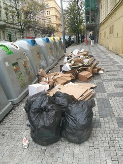 Odpadky v pražských ulicích.