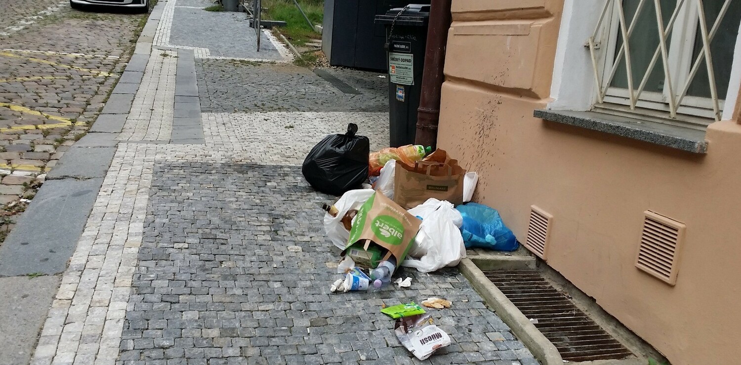 Odpadky v pražských ulicích.