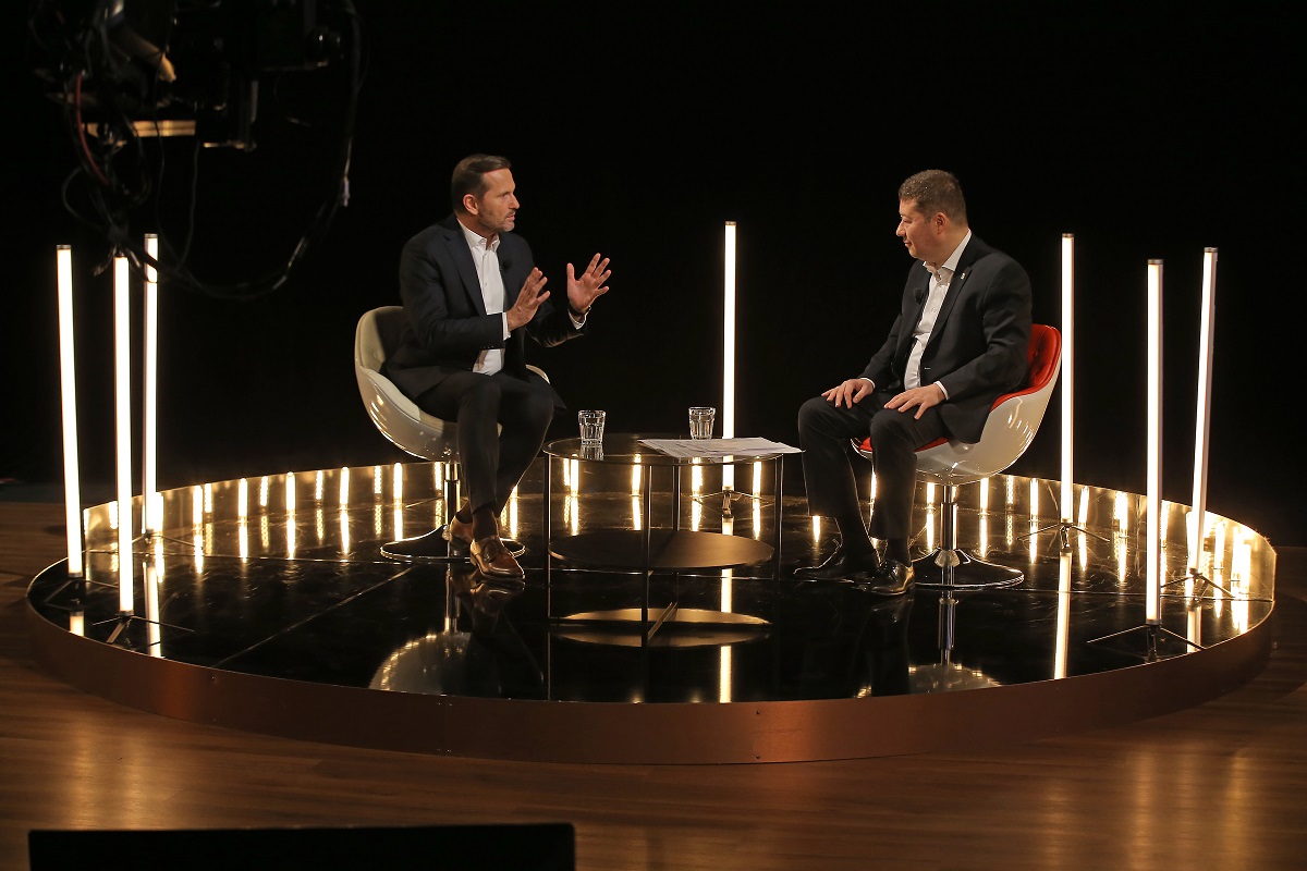 Moderátor pořadu Jaromír Soukup a předseda SPD Tomio Okamura.
