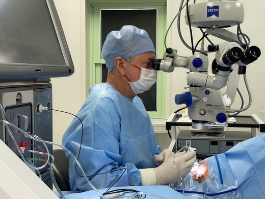 MUDr. Ivan Fišer, Ph.D., se připravuje na lékařský zákrok.