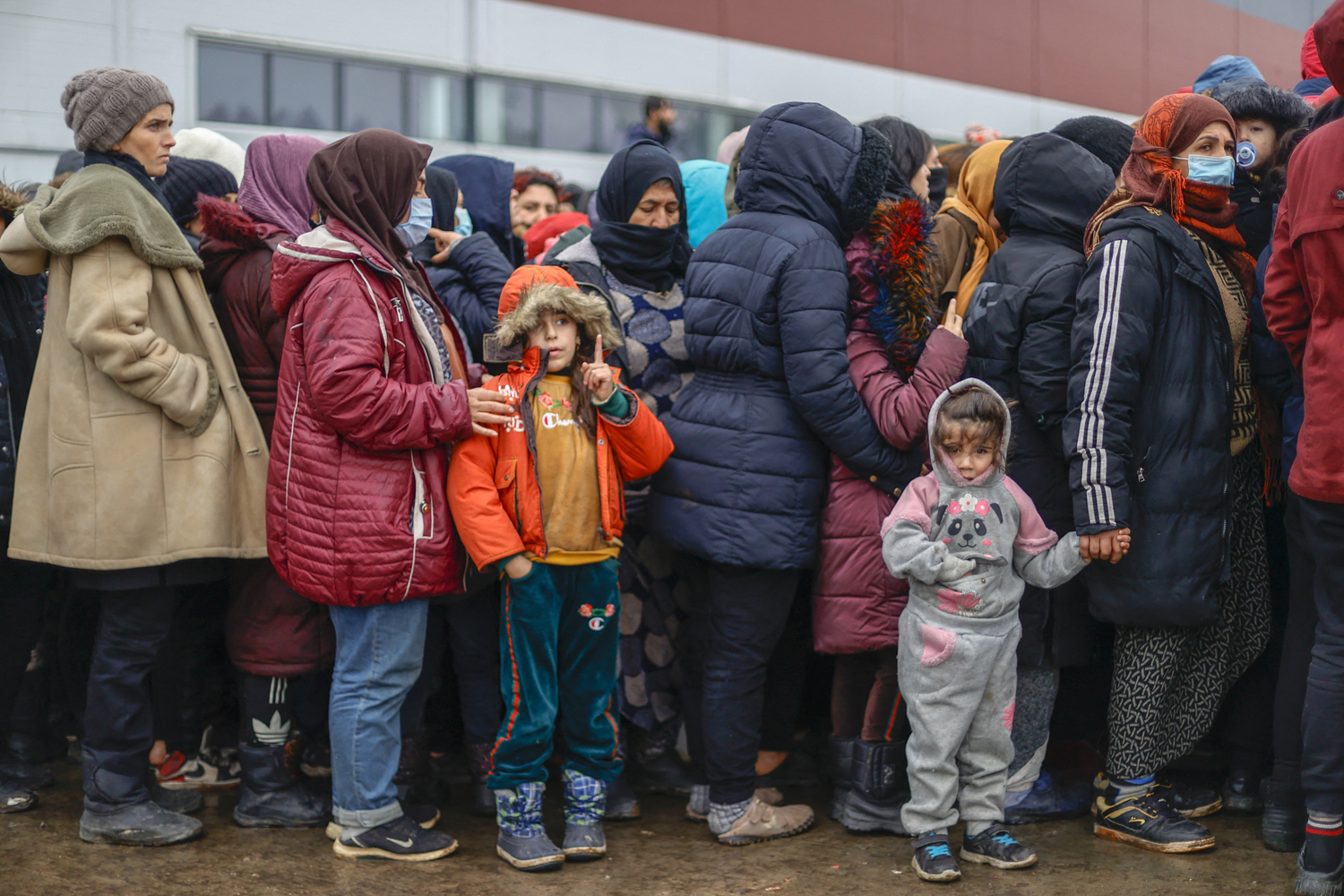 Migranti na polsko-běloruských hranicích.