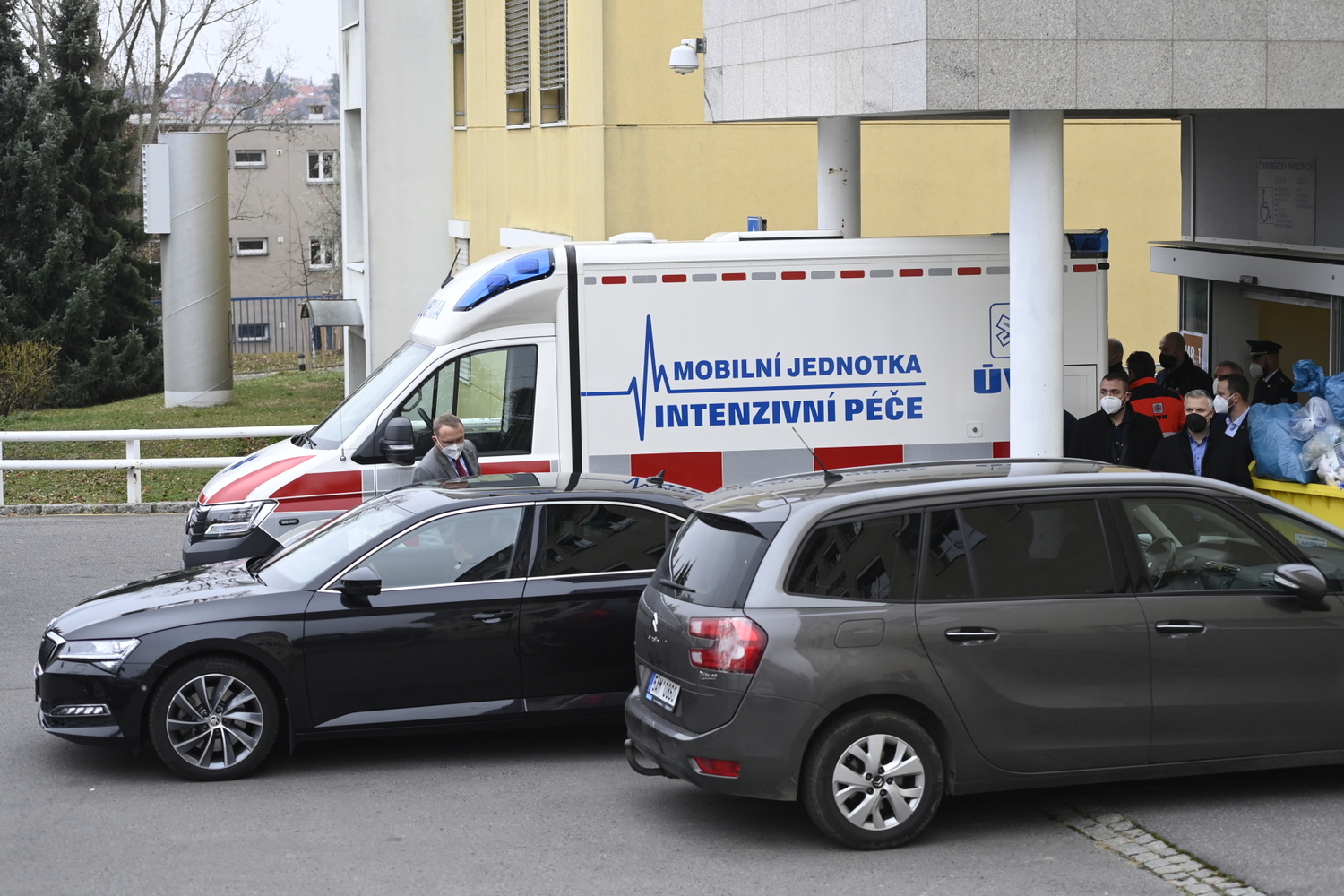 Zdravotníci pomáhají 25. listopadu 2021 prezidentu Miloši Zemanovi do sanitky po jeho propuštění z Ústřední vojenské nemocnice. Zeman bude převezen na zámek do Lán, kde druhý den jmenuje novým předsedou vlády Petra Fialu.