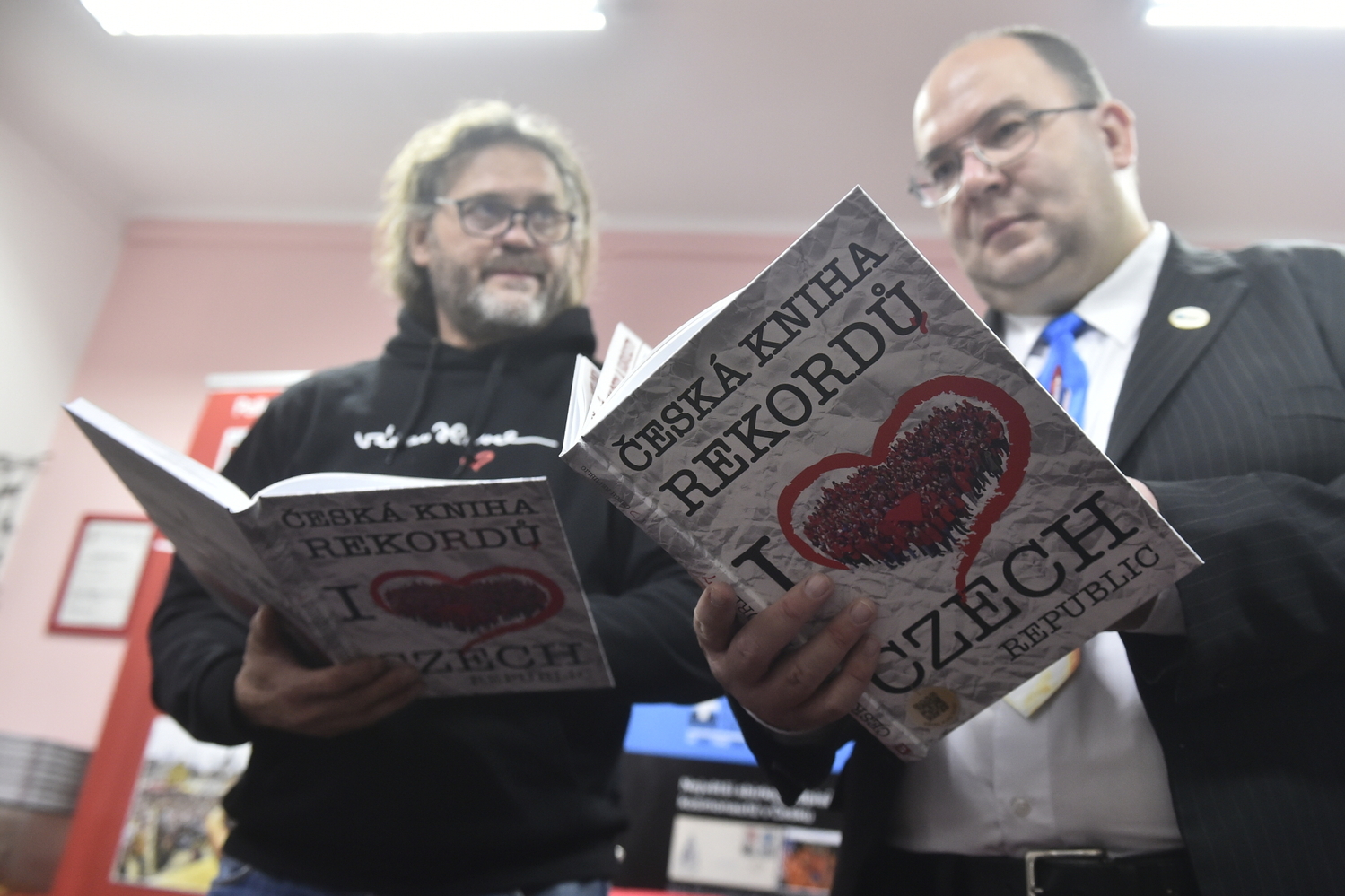 Novou Českou knihu rekordů pokřtil 25. listopadu 2021 v Pelhřimově autor literatury faktu Tomáš Přibyl (vpravo), který do své sbírky získal vlastnoruční podpisy víc než 560 kosmonautů. Jeho sbírka je největší zřejmě i ve světě. Vlevo je Luboš Rafaj z agentury Dobrý den, která české rekordy spravuje.