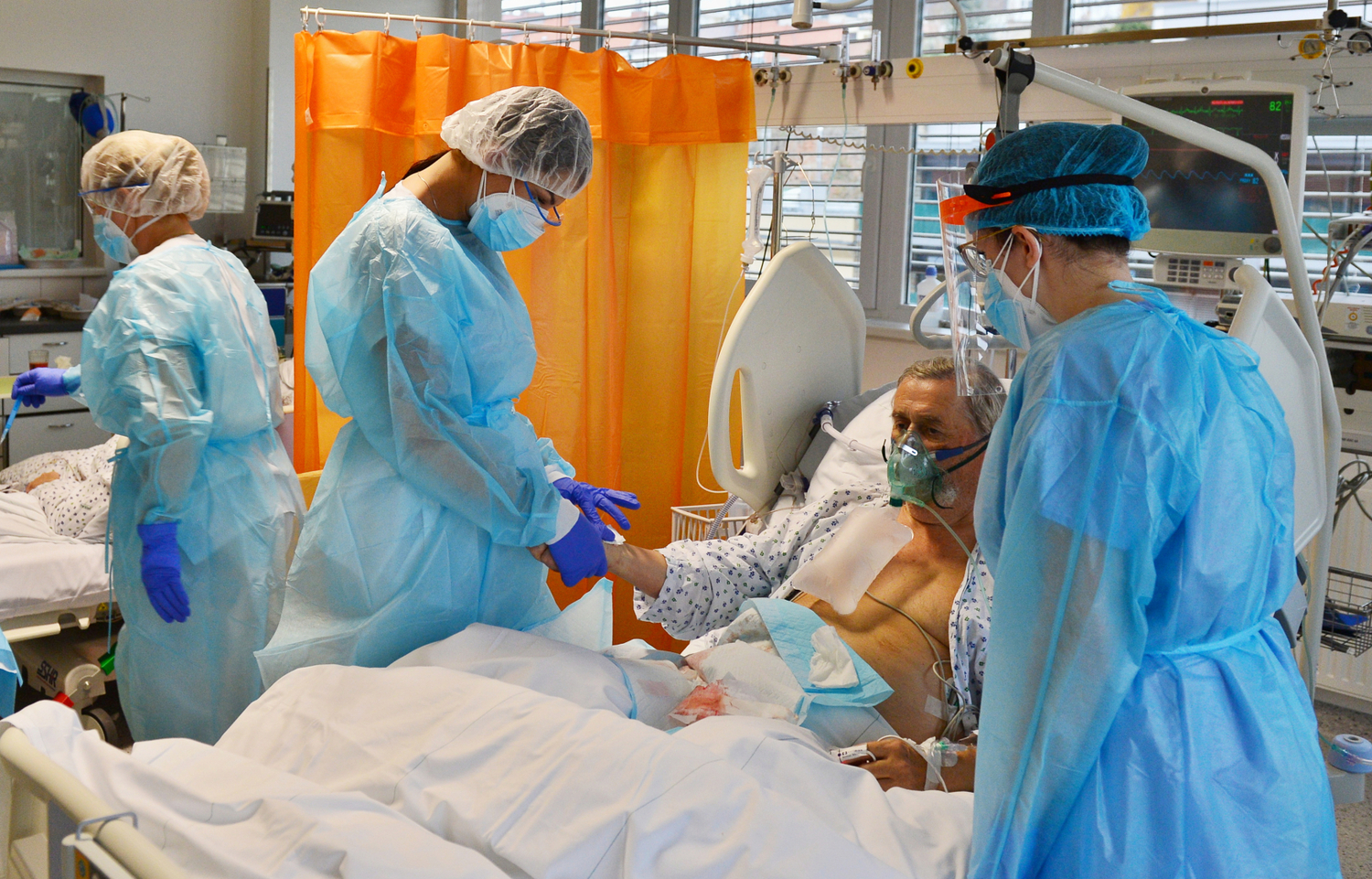 Zdravotní personál se stará o pacienty s onemocněním covid-19 v takzvaném covidáriu na interní kardiologické klinice Fakultní nemocnice u svaté Anny v Brně. Snímek z 25. listopadu 2021.