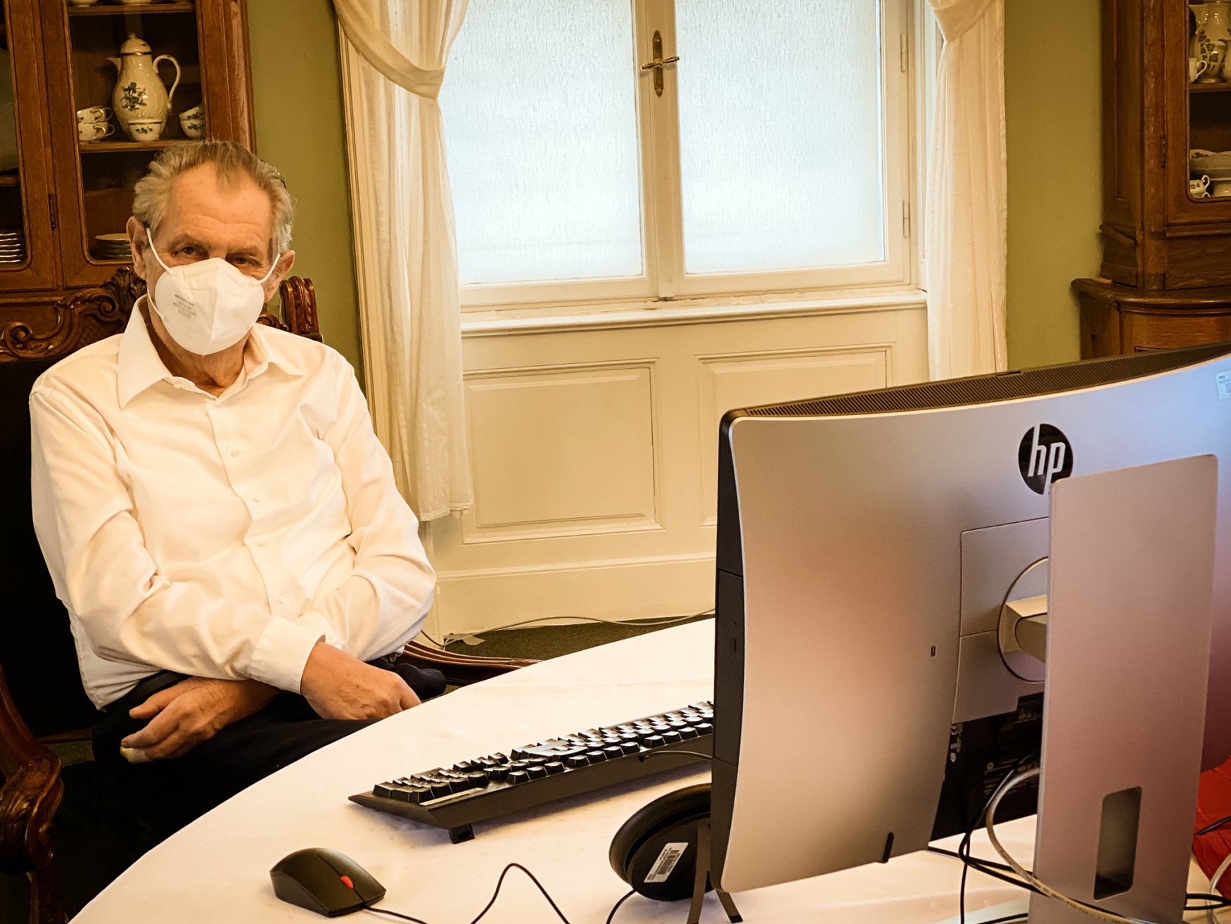 Prezident Miloš Zeman se 29. listopadu 2021 ze zámku v Lánech na Kladensku prostřednictvím videokonference připojil na jednání prezidentů zemí Visegrádské skupiny v Budapešti.