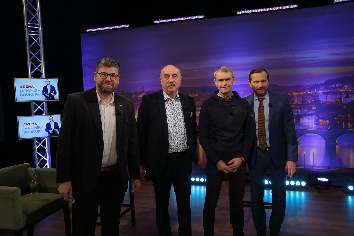 Moderátor pořadu Jaromír Soukup se svými hosty.