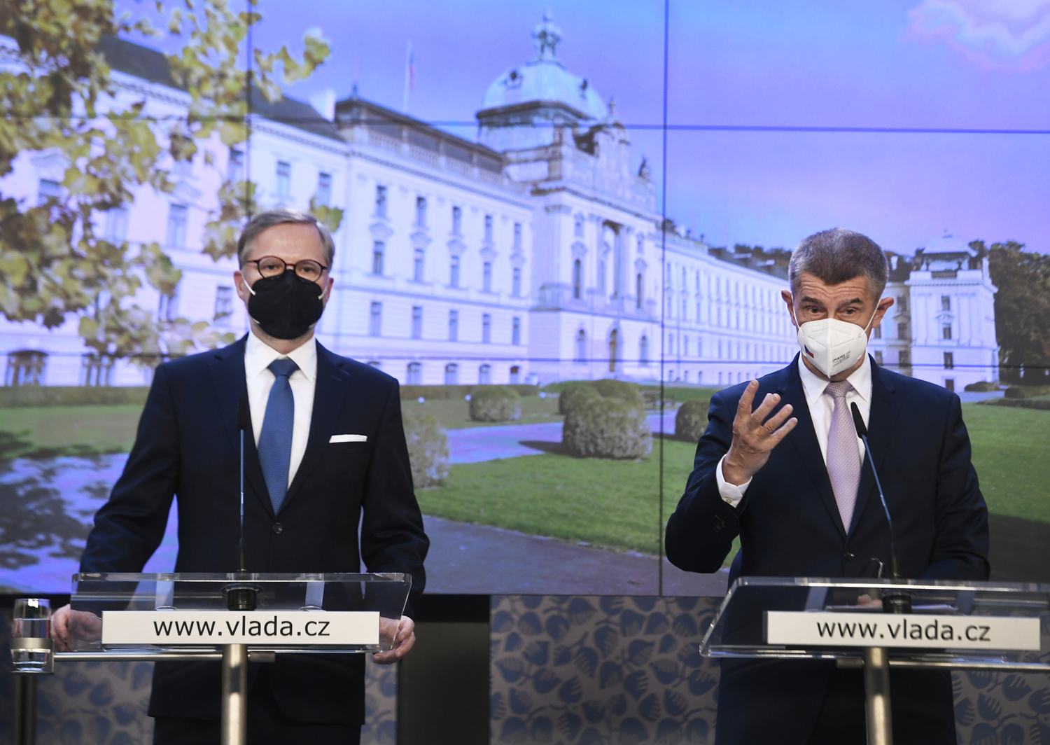 Nastupující premiér Petr Fiala (ODS) a premiér v demisi Andrej Babiš (ANO).