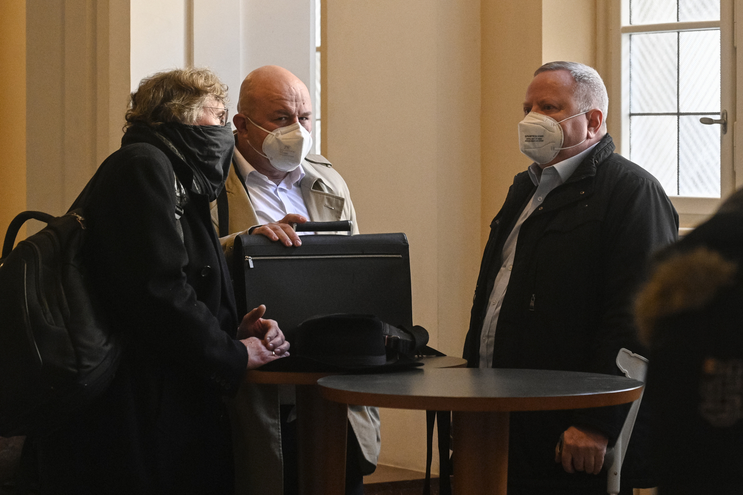 Petr Jánský (vpravo) a Jan Zavřel (vlevo) čekají na začátek odvolacího soudu, který 7. prosince 2021 rozhodoval v kauze vytunelování Metropolitního spořitelního družstva. Podle nepravomocného rozsudku způsobili obžalovaní klientům zkrachovalé záložny škodu přes 1,2 miliardy korun. Uprostřed je právní zástupce.