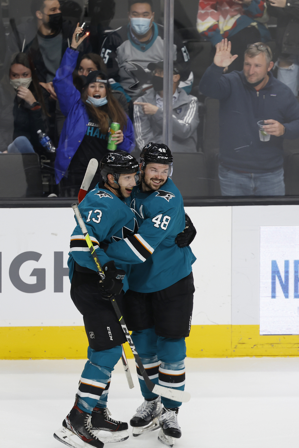 Tomáš Hertl a Nick Bonino se radují ze vstřelené branky.