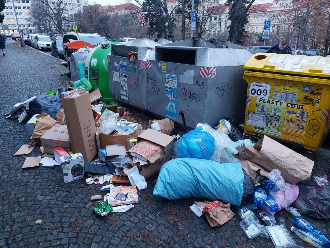 Odpadky v pražských ulicích.
