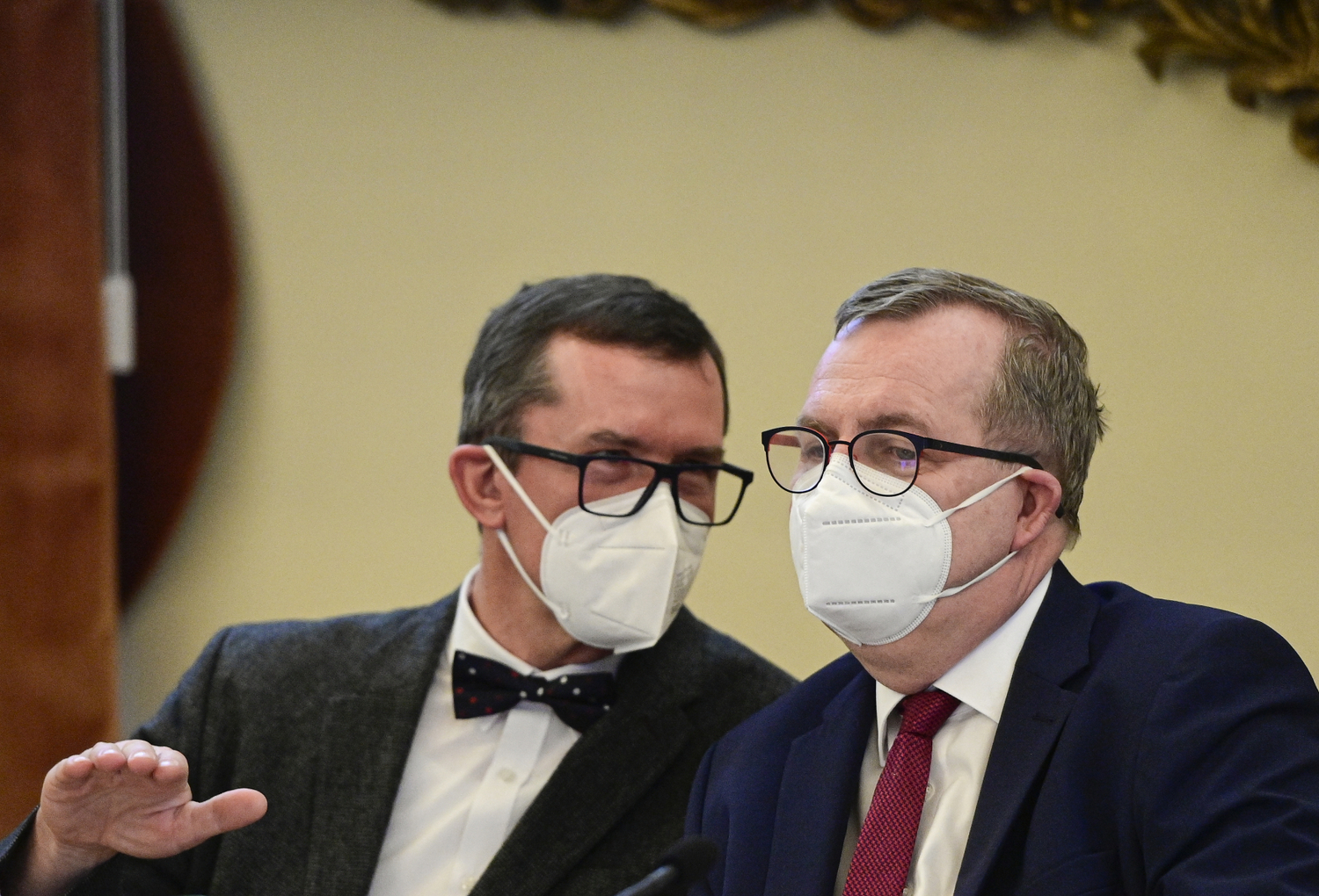 Rektor UK Tomáš Zima a člen expedice, vedoucí katedry Starého zákona ETF UK Martin Prudký (vlevo) vystoupili 16. prosince 2021 v Praze na tiskové konferenci Evangelické teologické fakulty Univerzity Karlovy a Univerzity Tel Aviv k výsledkům výzkumu starověkého chrámu Tel Moca v Izraeli.