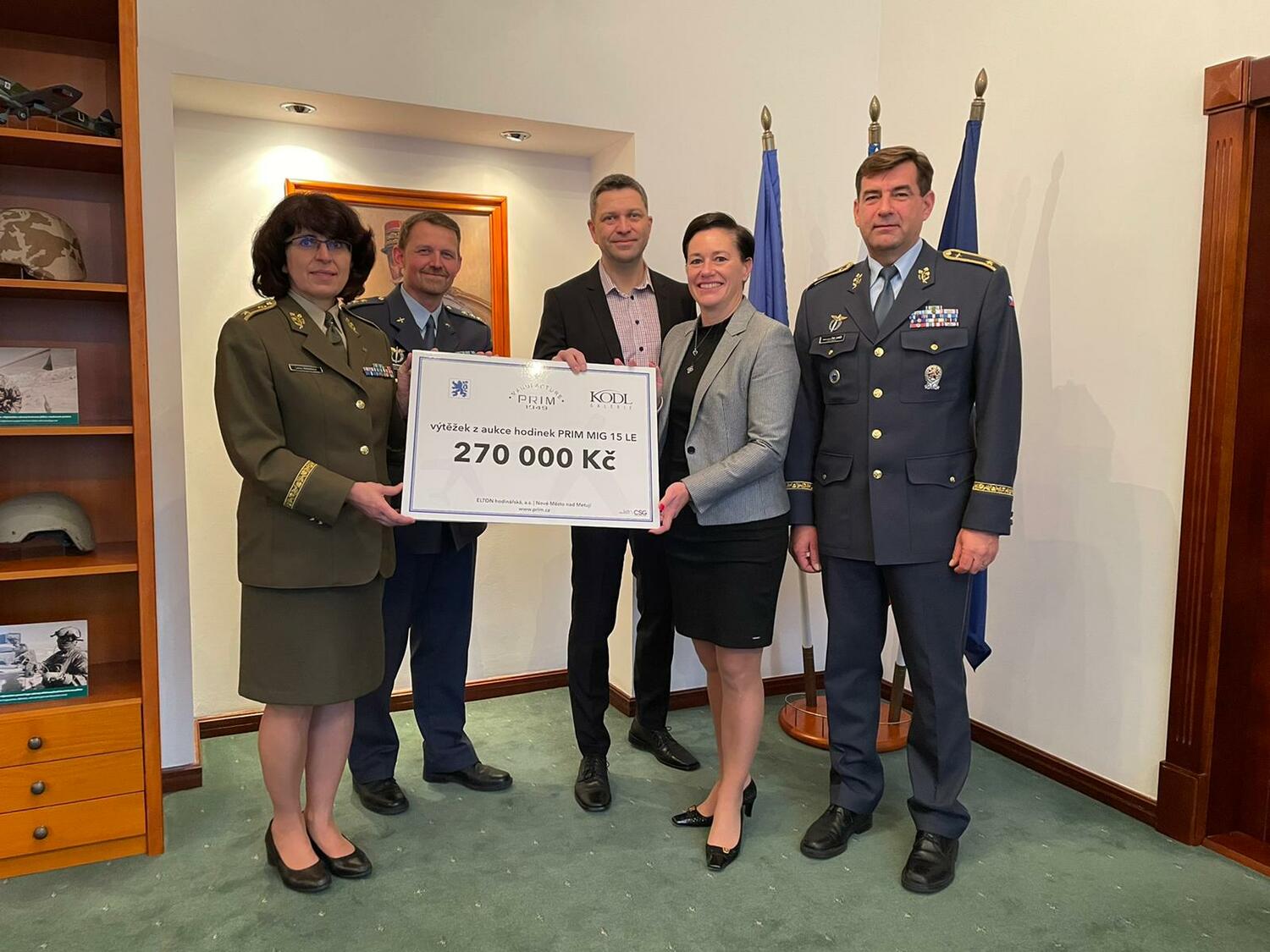 Oficiální předání výtěžku z charitativní aukce hodinek PRIM MIG 15 Vojenskému fondu solidarity.