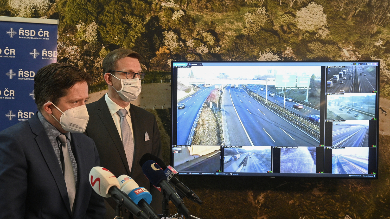 Ministr dopravy Martin Kupka (vpravo) a generální ředitel Ředitelství silnic a dálnic ČR Radek Mátl vystoupili 22. prosince 2021 v Praze na tiskové konferenci po společném jednání.