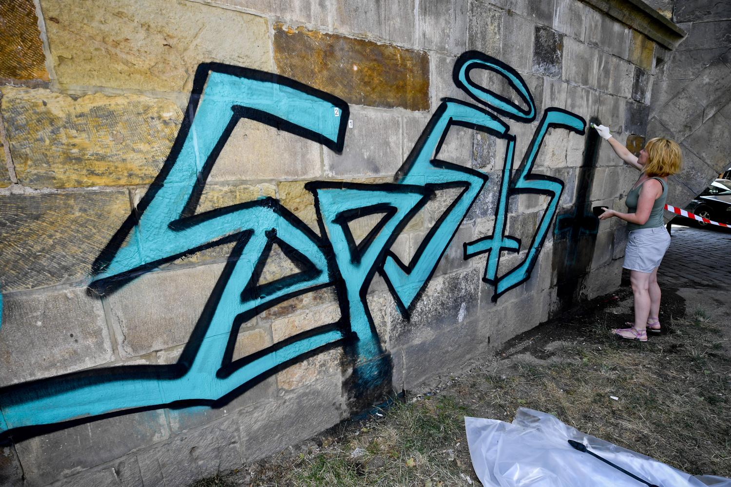 Odstraňování graffiti z Karlova mostu.
