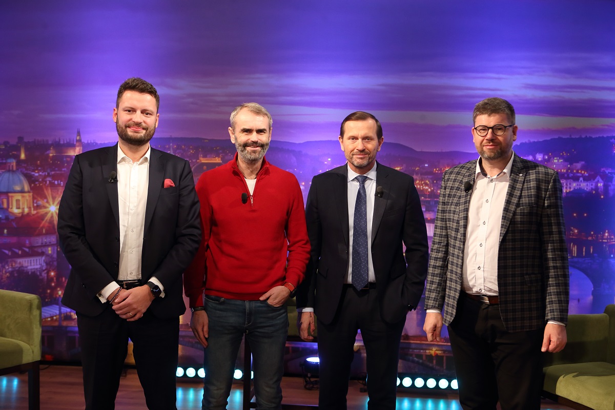 Moderátor pořadu Jaromír Soukup se svými hosty.