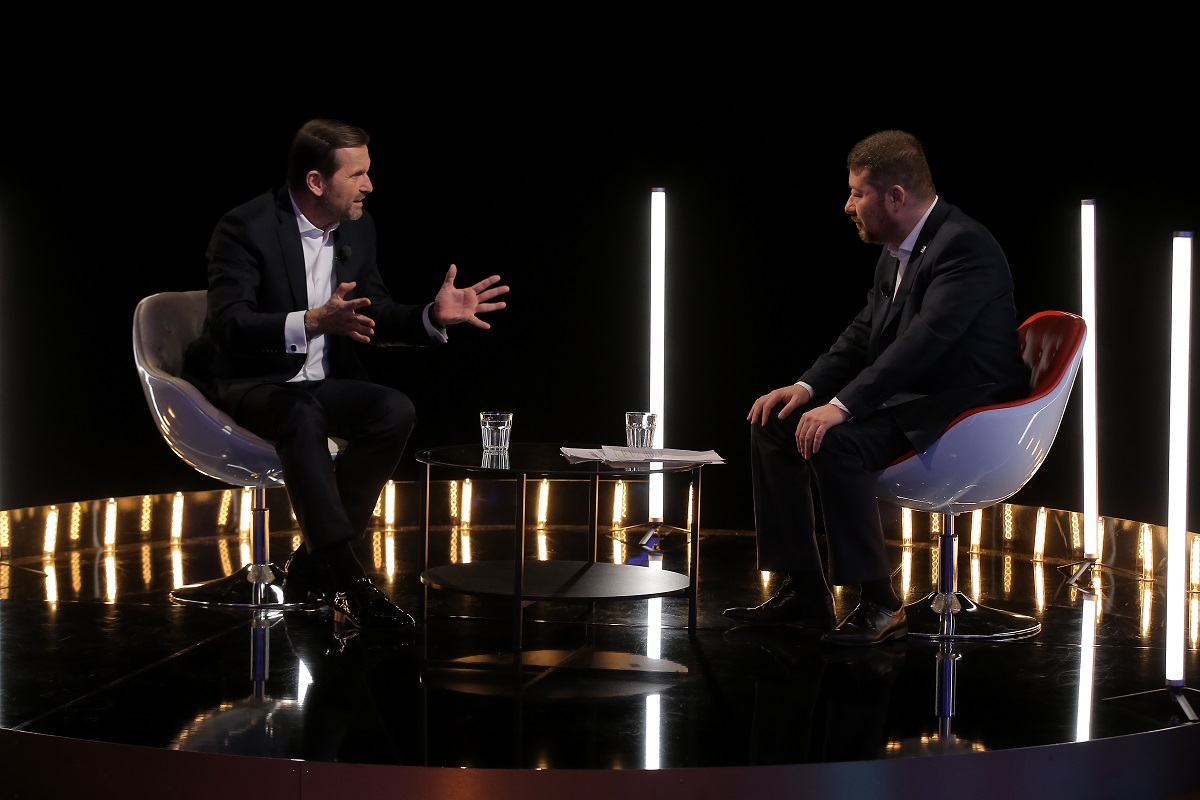 Moderátor pořadu Jaromír Soukup a předseda SPD Tomio Okamura.