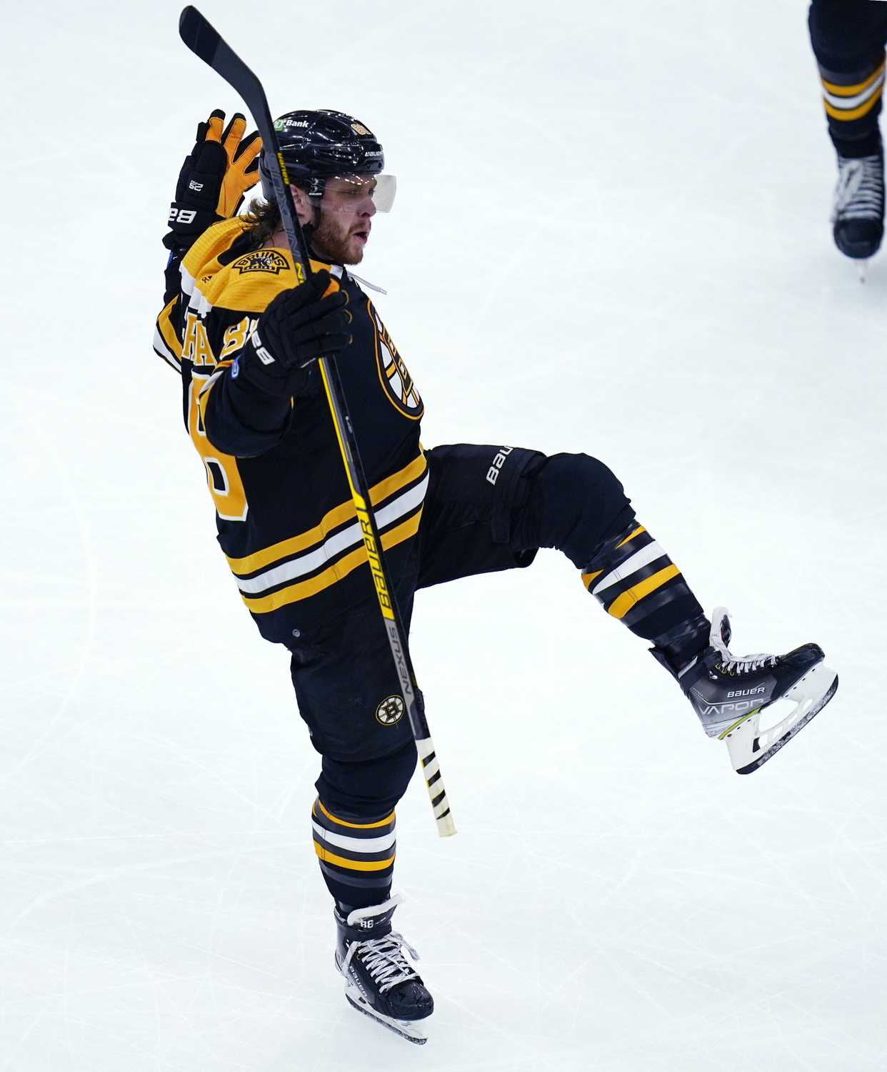 Český útočník David Pastrňák se raduje ze svého 11. hattricku v NHL.