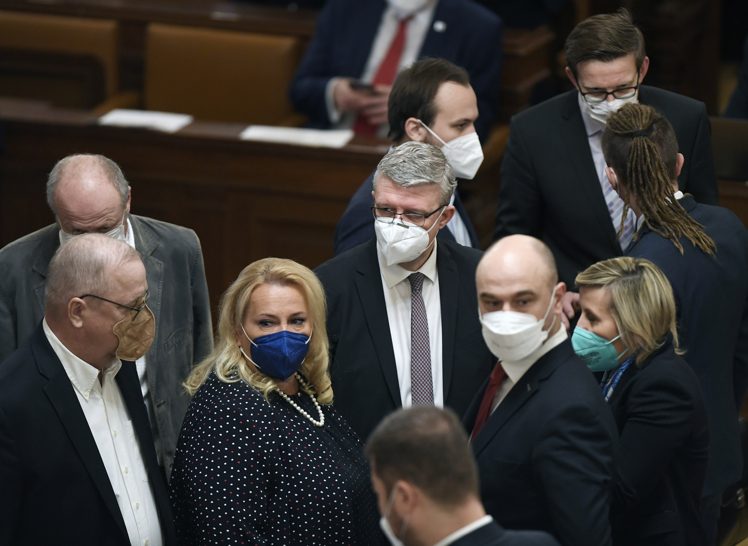 Poslanci na schůzi Sněmovny, která pokračovala 14. ledna 2022 v Praze. Uprostřed je někdejší vicepremiér a kandidát na místopředsedu Sněmovny Karel Havlíček (ANO), vlevo od něj bývalá ministryně pro místní rozvoj Klára Dostálová (ANO).