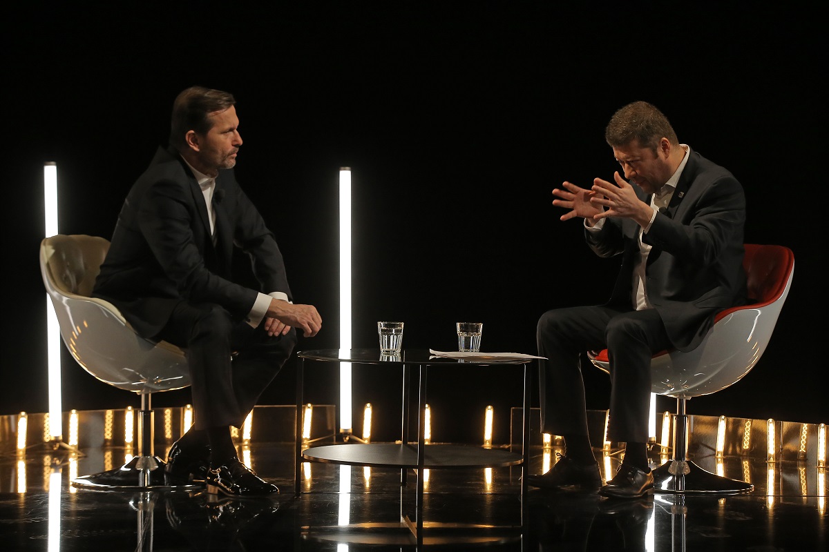 Moderátor pořadu Jaromír Soukup a předseda SPD Tomio Okamura. Moderátor pořadu Jaromír Soukup a předseda SPD Tomio Okamura.