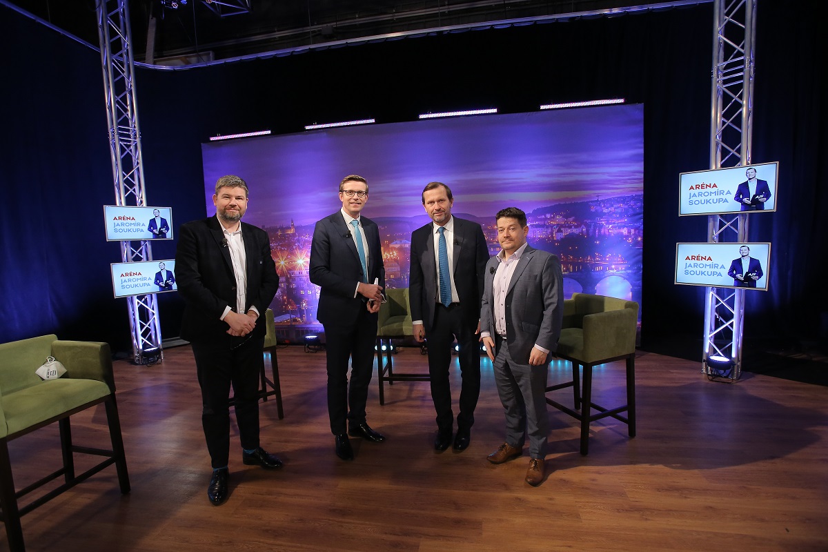 Moderátor pořadu Jaromír Soukup se svými hosty.