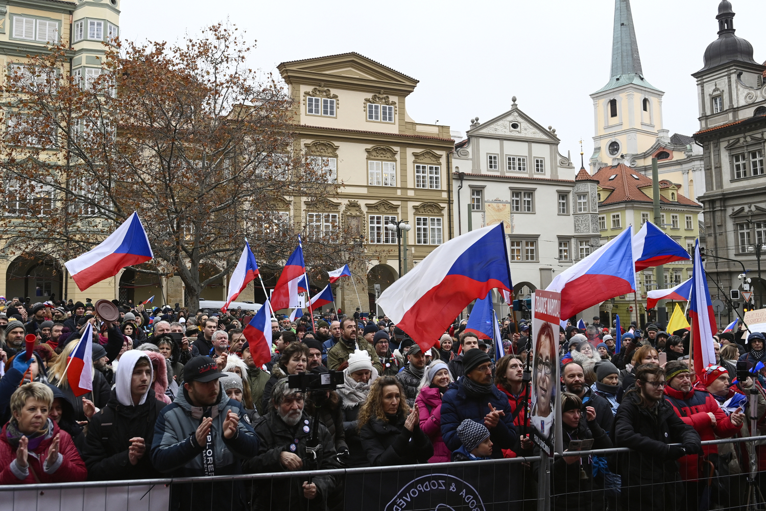 Demonstrace iniciativy Chcípl PES proti schválení vládní novely pandemického zákona Sněmovnou, 25. ledna 2022 na Malostranském náměstí v Praze.