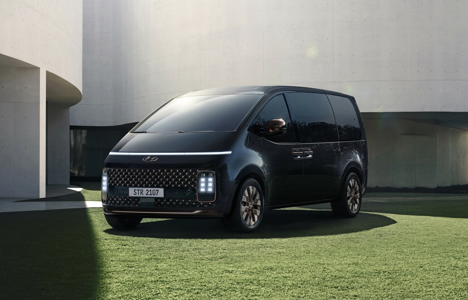 Hyundai Staria.