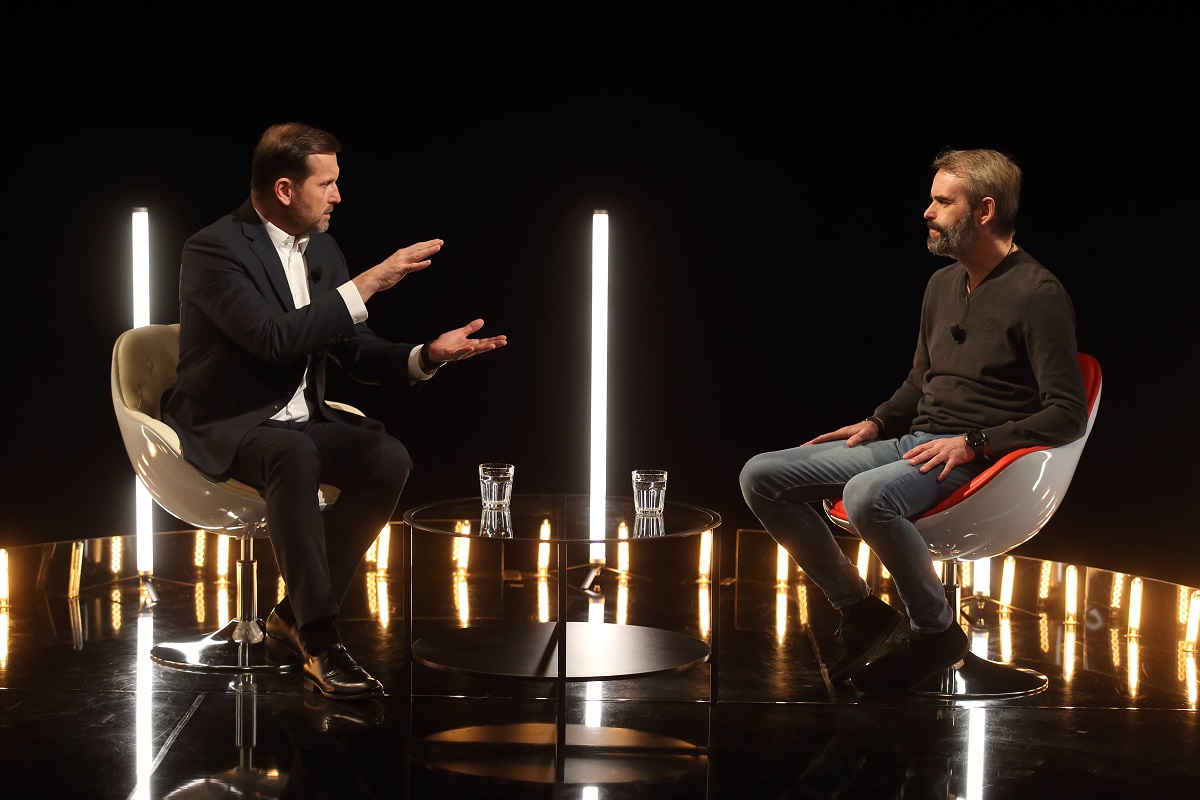 Moderátor pořadu Jaromír Soukup a lídr občanského hnutí Přísaha Robert Šlachta. Moderátor pořadu Jaromír Soukup a lídr občanského hnutí Přísaha Robert Šlachta.