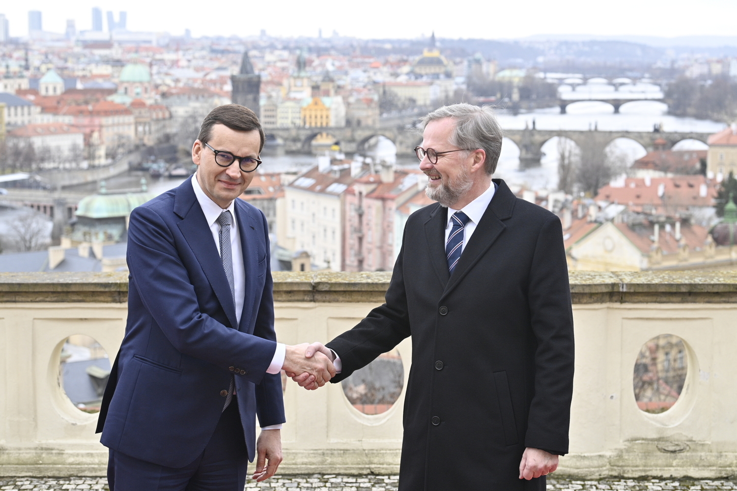 Premiér Petr Fiala (vpravo) přivítal 3. února 2022 v Praze polského premiéra Mateusze Morawieckého. Podle informací ČTK mají předsedové vlád podepsat smlouvu o podmínkách těžby v dole Turów u českých hranic, kvůli němuž vede Praha s Varšavou spor.