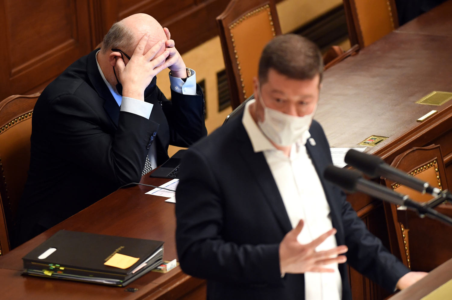 Obstrukce koaliční SPD. Na snímku z 15. 2. 2022 předseda strany Tomio Okamura. Za ním ministr zdravotnictví Vlastimil Válek (TOP 09).