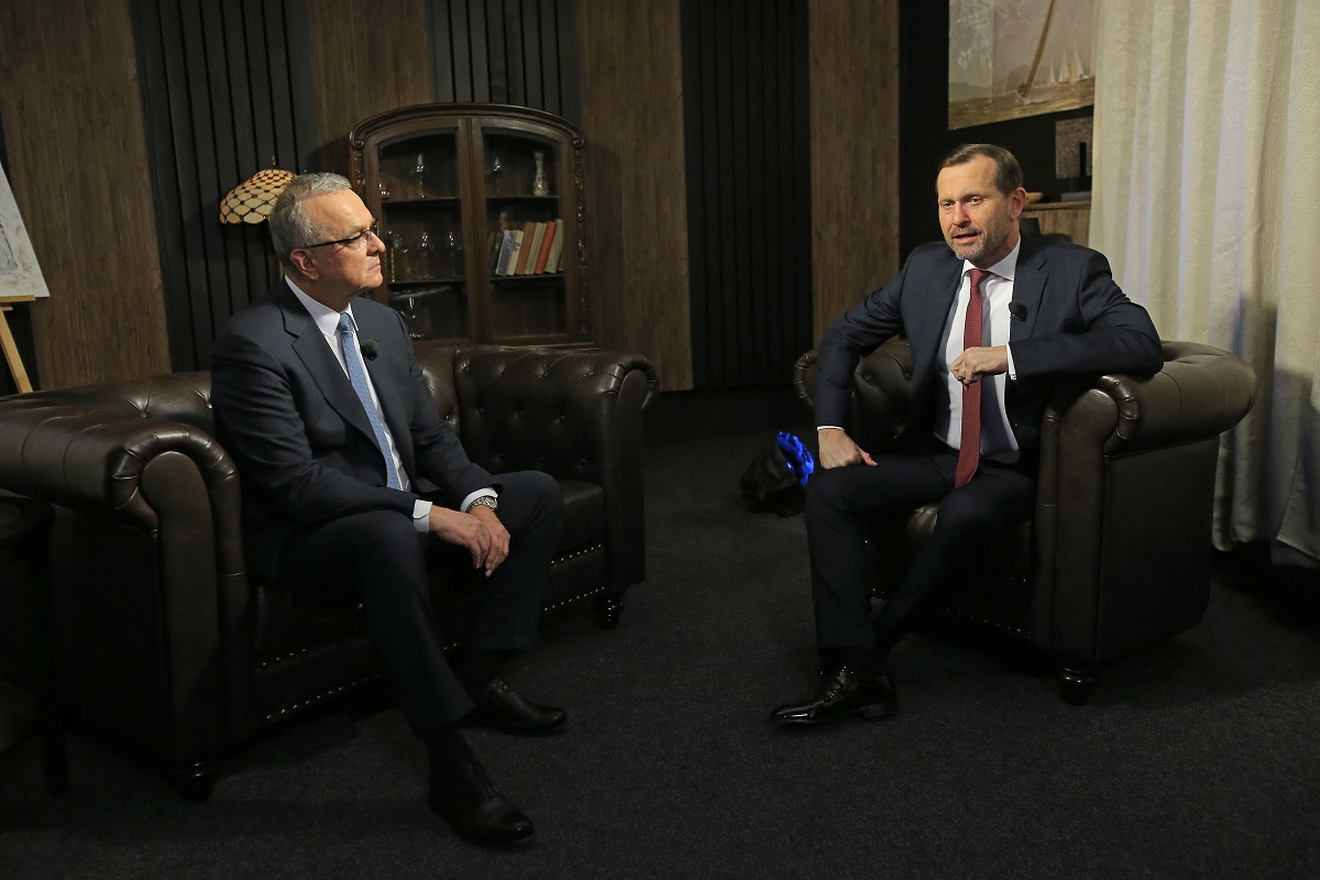 Moderátor pořadu Jaromír Soukup a bývalý poslanec Miroslav Kalousek (TOP 09).