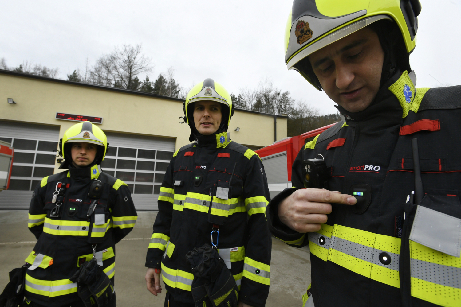 Pražští hasiči představili a ukázali nové zásahové obleky s aktivní ochranou, 18. února 2022 v Praze Radotíně. Pražští hasiči představili a ukázali nové zásahové obleky s aktivní ochranou, 18. února 2022 v Praze Radotíně.