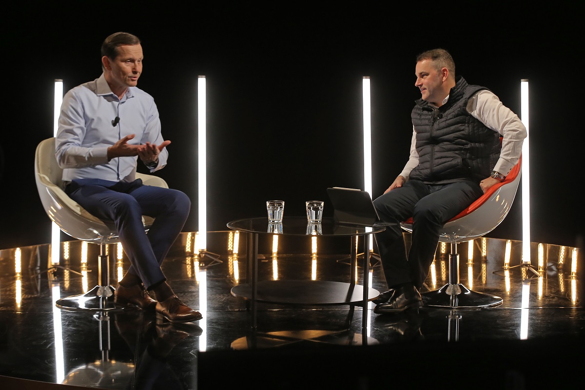 Moderátor pořadu Jaromír Soukup a ekonom Mojmír Hampl.