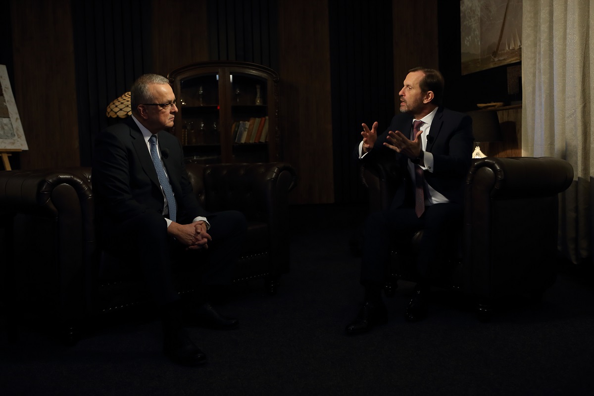 Moderátor pořadu Jaromír Soukup a bývalý poslanec Miroslav Kalousek (TOP 09).