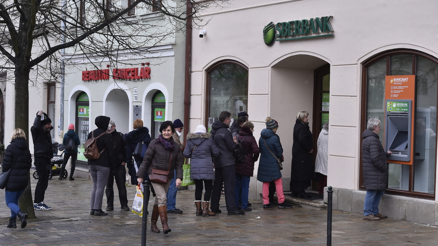 Klienti ve frontě na pobočce Sberbank v Jihlavě.