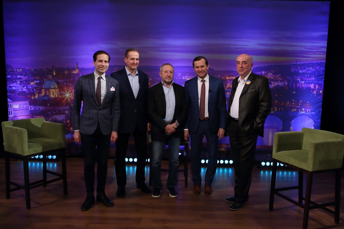 Moderátor pořadu Jaromír Soukup se svými hosty. Moderátor pořadu Jaromír Soukup se svými hosty.