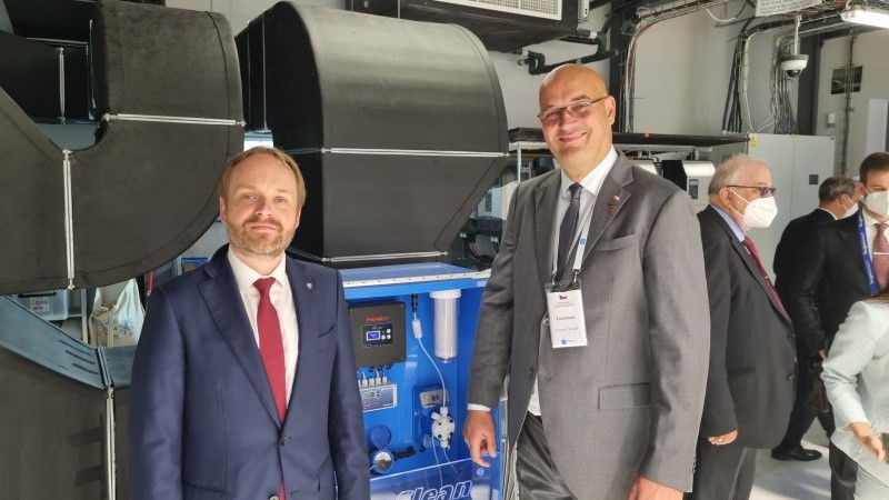Majitel a jednatel společnosti EuroClean Jaromír Šnajdr (vpravo) s bývalým ministrem zahraničních věcí Jakubem Kulhánkem (ČSSD). 