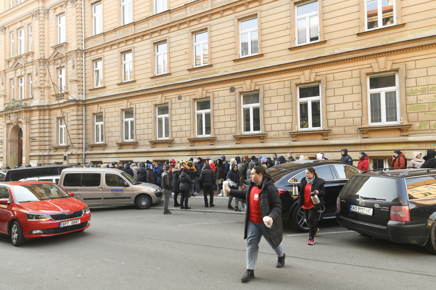 Váleční uprchlíci z Ukrajiny se hlásí na cizinecké policii v Plzni.