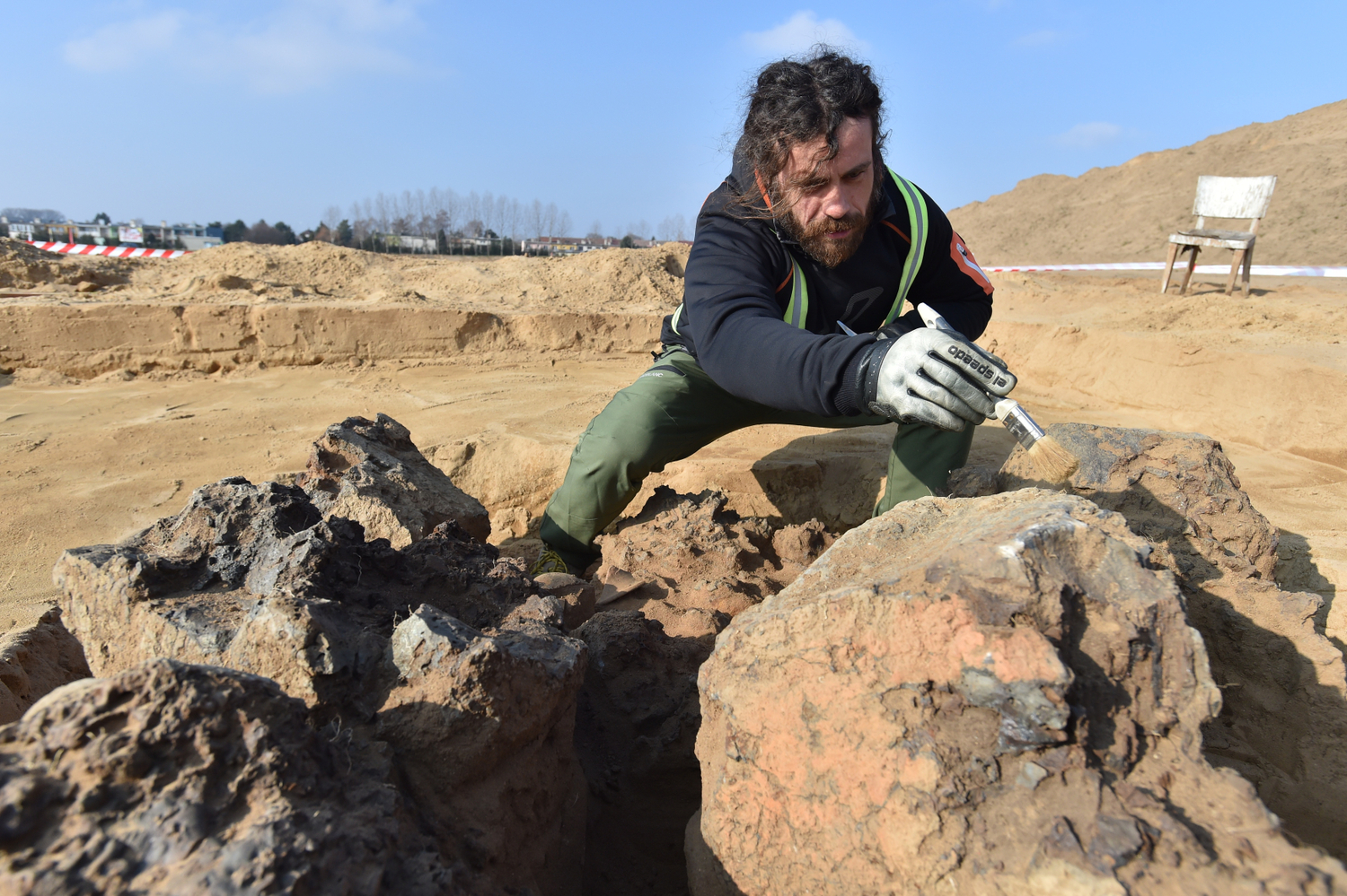 Technik archeologického výzkumu Aleš Mikeš ohledává 4. března 2022 místo nálezu železářské pece z 3. století před naším letopočtem, objevené na místě budoucí dálnice D55 u Bzence na Hodonínsku. Technik archeologického výzkumu Aleš Mikeš ohledává 4. března 2022 místo nálezu železářské pece z 3. století před naším letopočtem, objevené na místě budoucí dálnice D55 u Bzence na Hodonínsku.