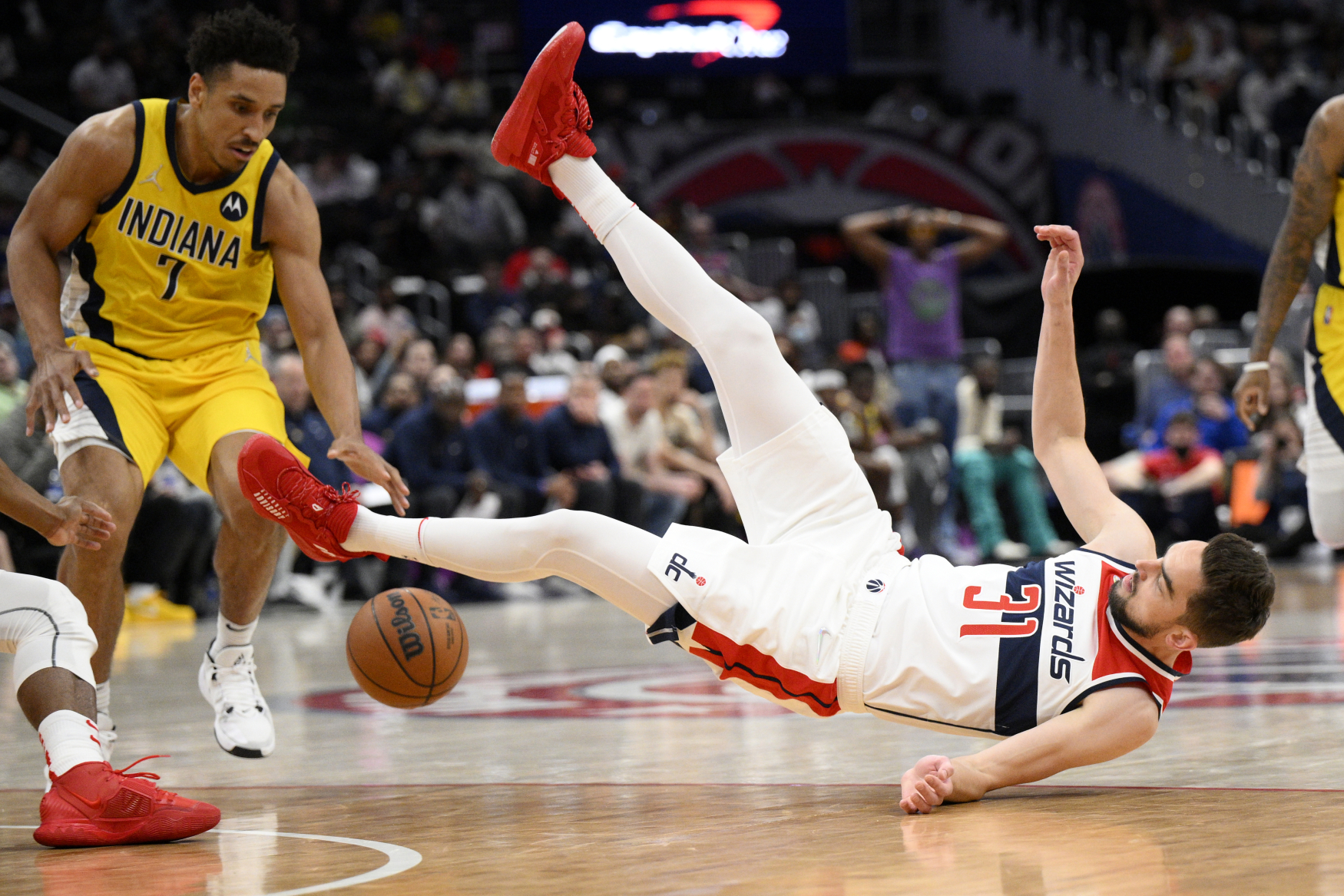 Český basketbalista ve službách Washingtonu Tomáš Satoranský. 