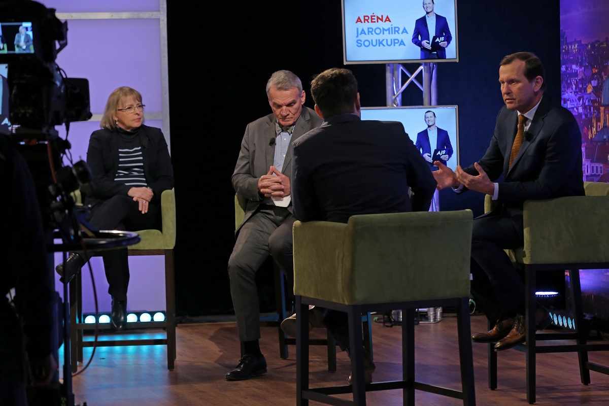 Moderátor pořadu Jaromír Soukup se svými hosty. Moderátor pořadu Jaromír Soukup se svými hosty.